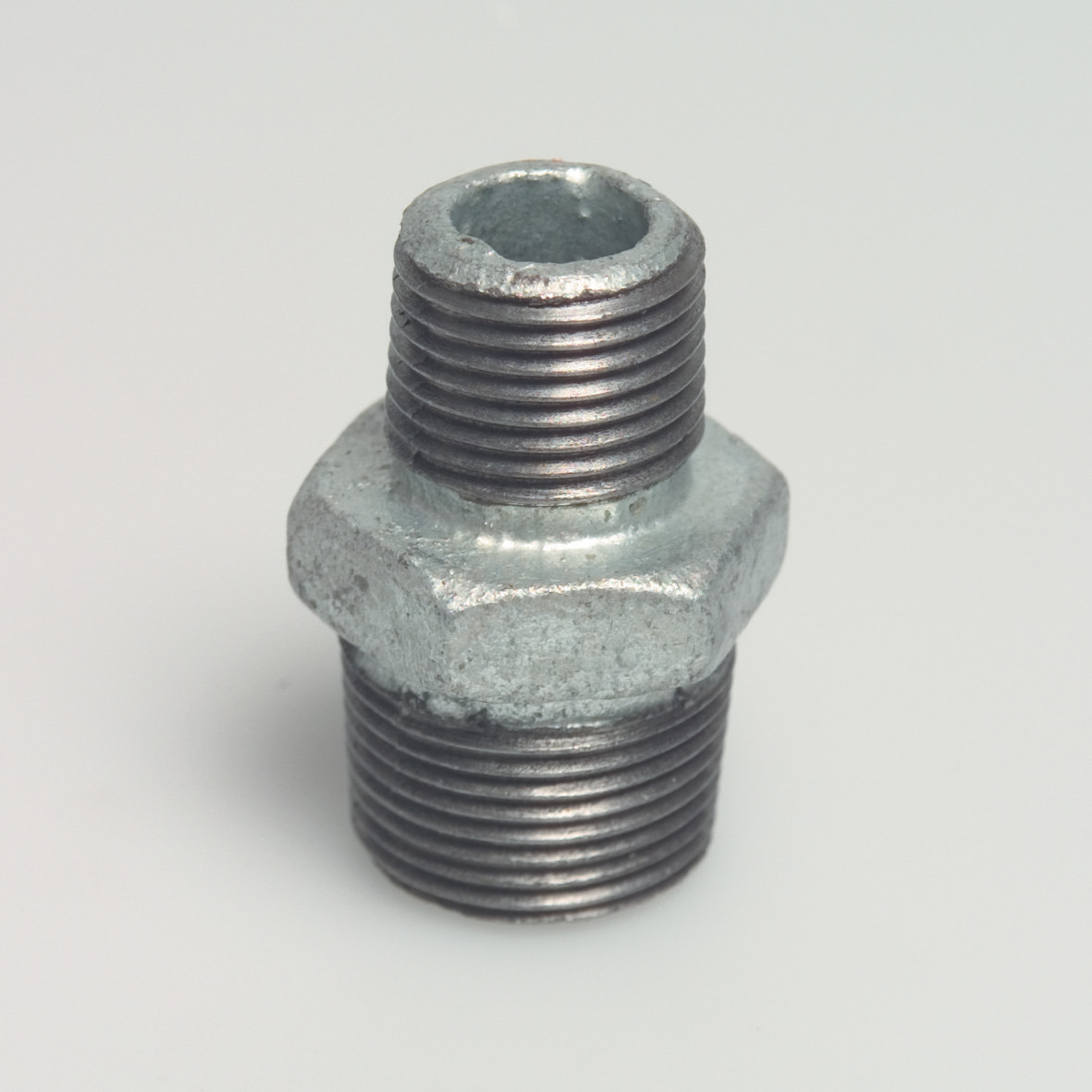 Niplu redus galvanizat 3/4” x 3/8”
